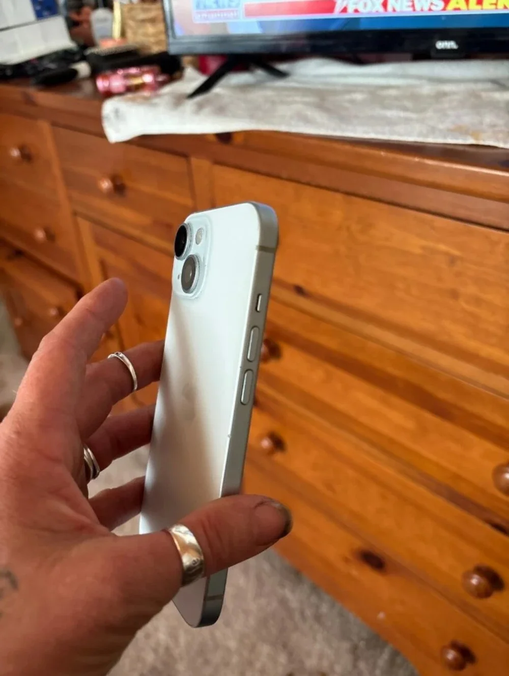 Apple iPhone 15 Silver/White Dual-Camera Smartphone. *** LOCKED TO AT&T***